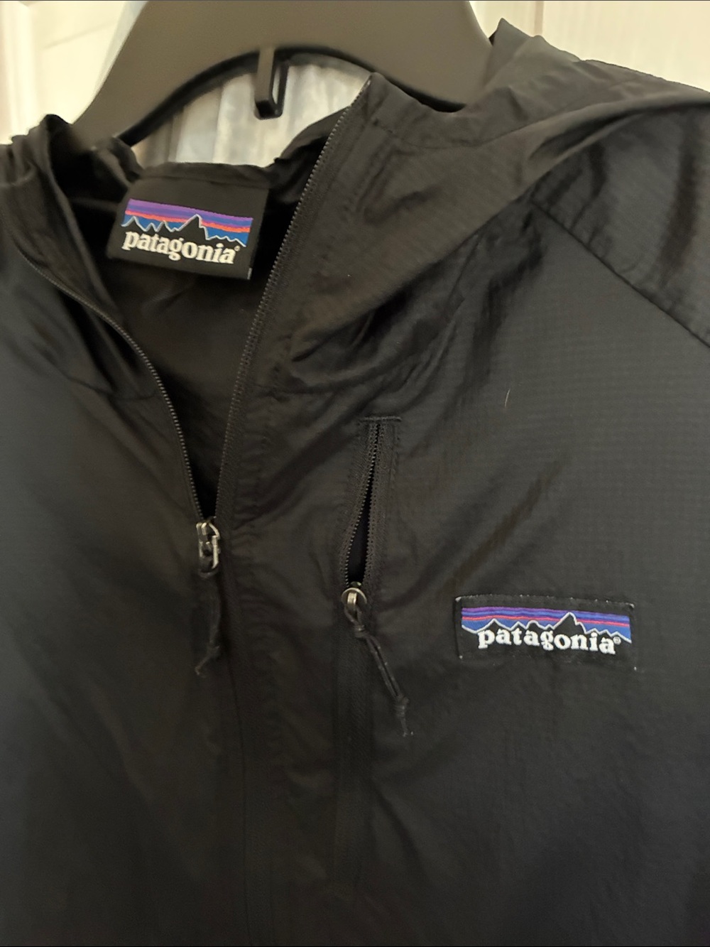 Patagonia Women’s Black Lightweight Hooded Jacket - Picture 2 of 3